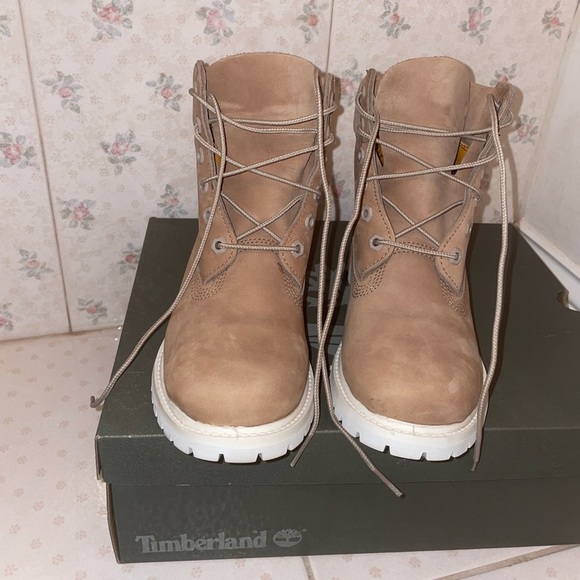 Timberland Nude/White Boots ❄️ - Picture 5 of 11